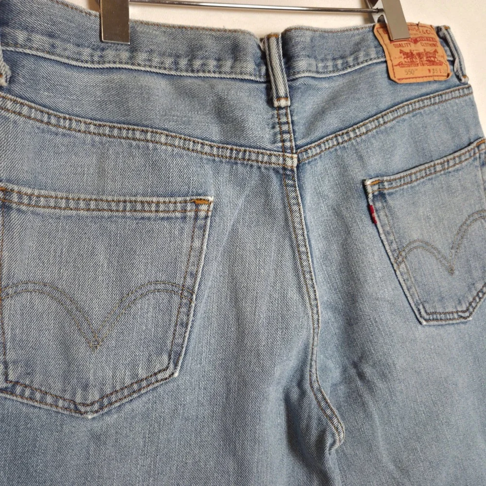 Levis 550 Relaxed Fit Tapered Leg Jeans Mens 35x30 Light Wash Blue Vintage 90s